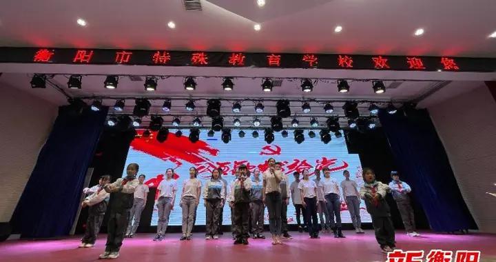 有3个人租一间房住宿，每人给10元。后来老板说打折，退回5元。可这5元被服务生偷藏起2元，只退给他游戏画面
